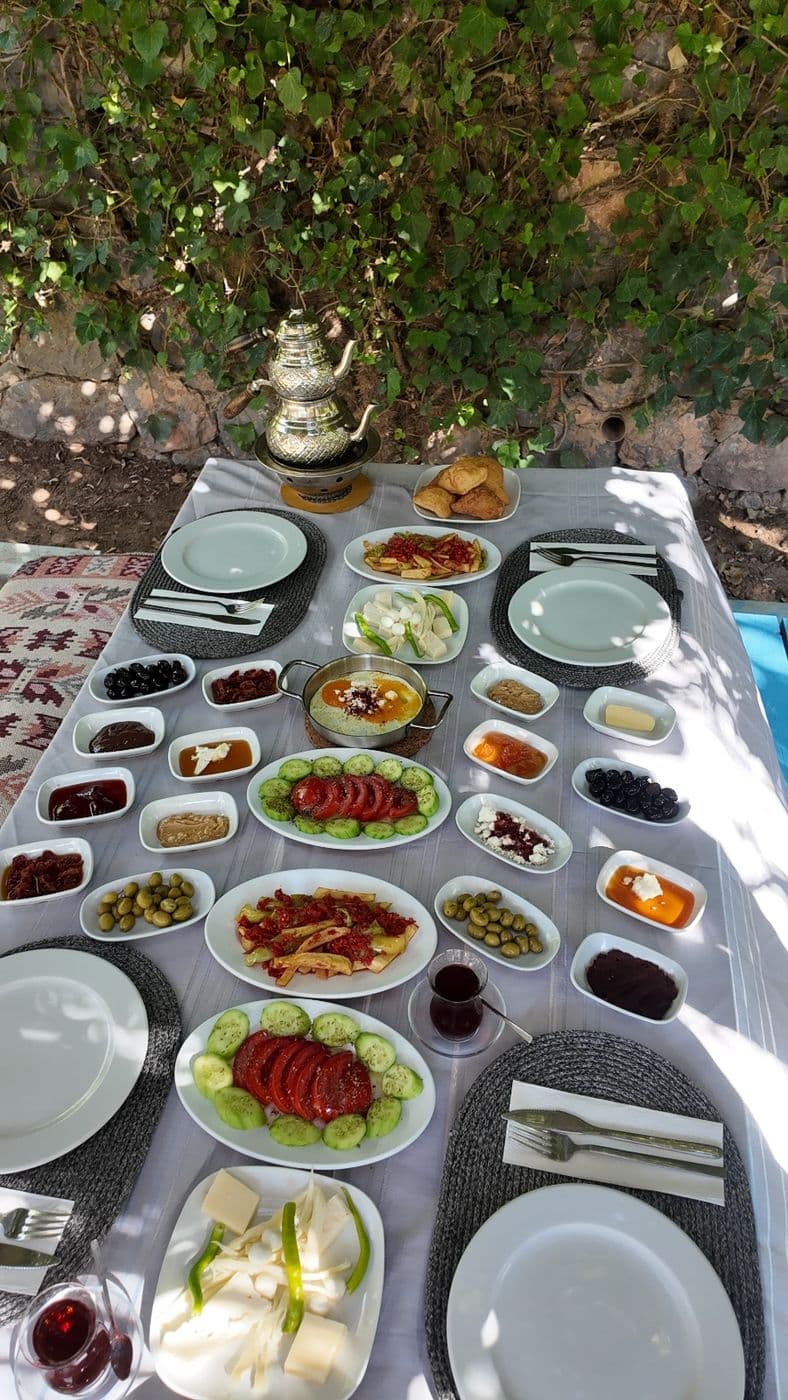 Açık havada kurulmuş bir kahvaltı masası.